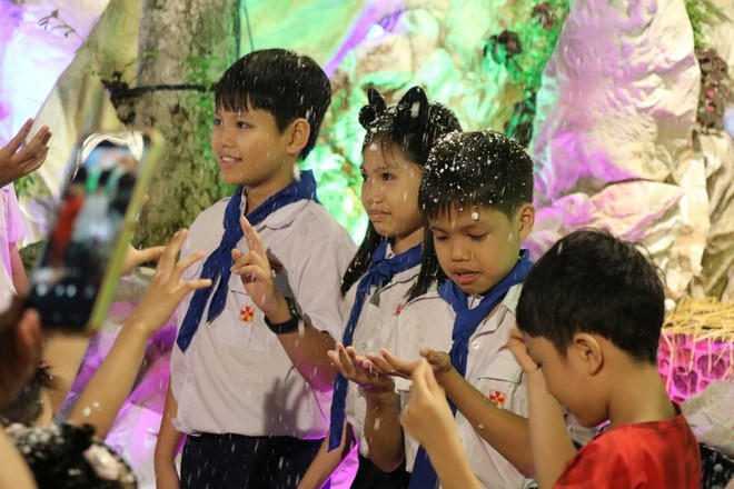 Children taking commemorative photos with family and friends under the "falling snow".