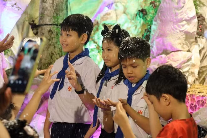 Children taking commemorative photos with family and friends under the "falling snow".