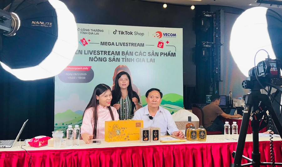 During the megalive sales session in May 2025, Mr. Phạm Văn Binh, former Deputy Director of the Department of Industry and Trade, directly interacted with buyers and brand representatives. Photo: Hải Yến Tại phiên bán hàng megalive vào tháng 5.2025, ông Phạm Văn Binh, Nguyên Phó Giám đốc Sở Công Thương, đã trực tiếp tương tác với người mua cùng đại diện nhãn hàng. Ảnh: Hải Yến