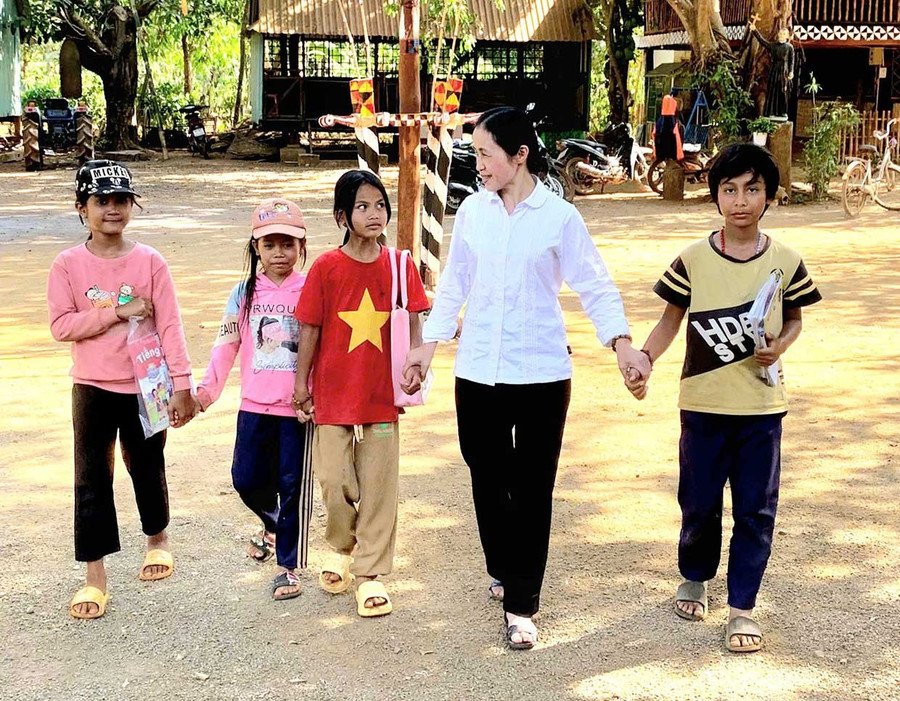 Teacher Ngô Thụy Hạ Dung always shows compassion for students facing difficult circumstances. Photo: Ngọc Duy bg10-2.jpg