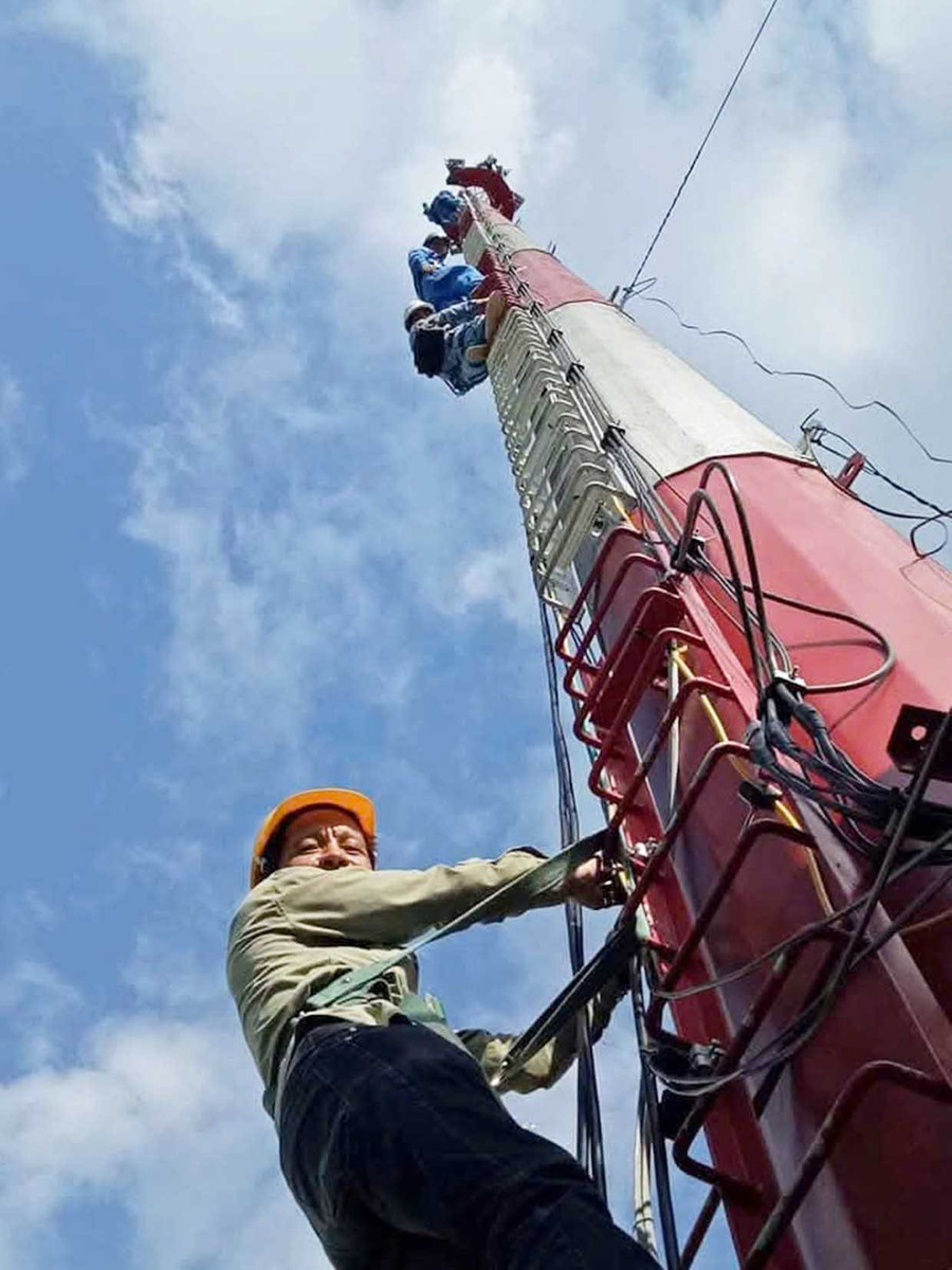 VNPT installs 5G base stations in Quy Nhon Nam Ward. Photo: Trong Loi VNPT triển khai thi công lắp đặt trạm phát sóng 5G tại khu vực phường Quy Nhơn Nam.