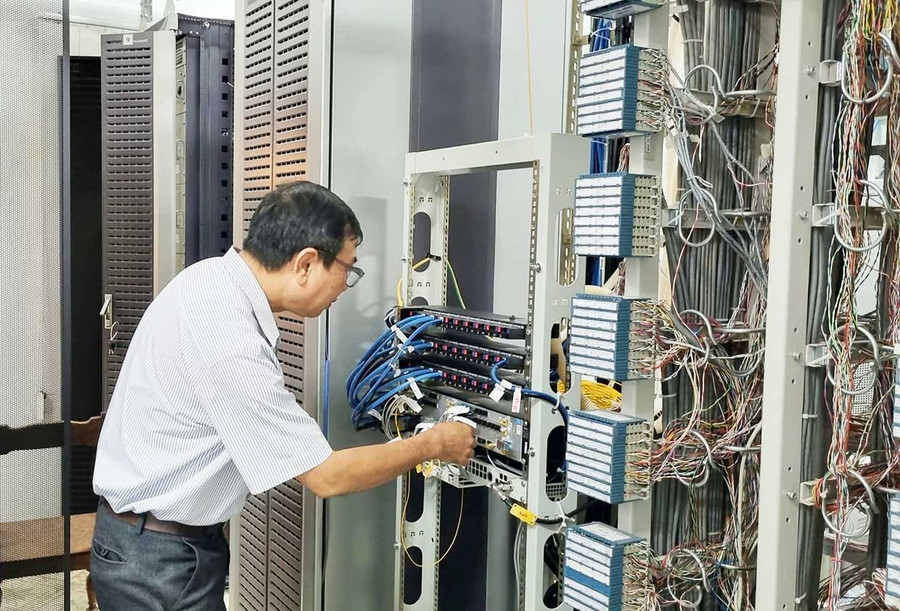 VNPT deploys and operates 5G network equipment in Quy Nhon Ward. Photo: Trong Loi VNPT triển khai vận hành thiết bị mạng 5G.