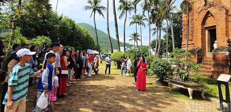 Quy Nhơn Ward focuses on preserving and promoting the value of historical sites. Photo: Freelancer Phường Quy Nhơn chú trọng công tác bảo tồn và phát huy giá trị các di tích lịch sử. Ảnh: CTV