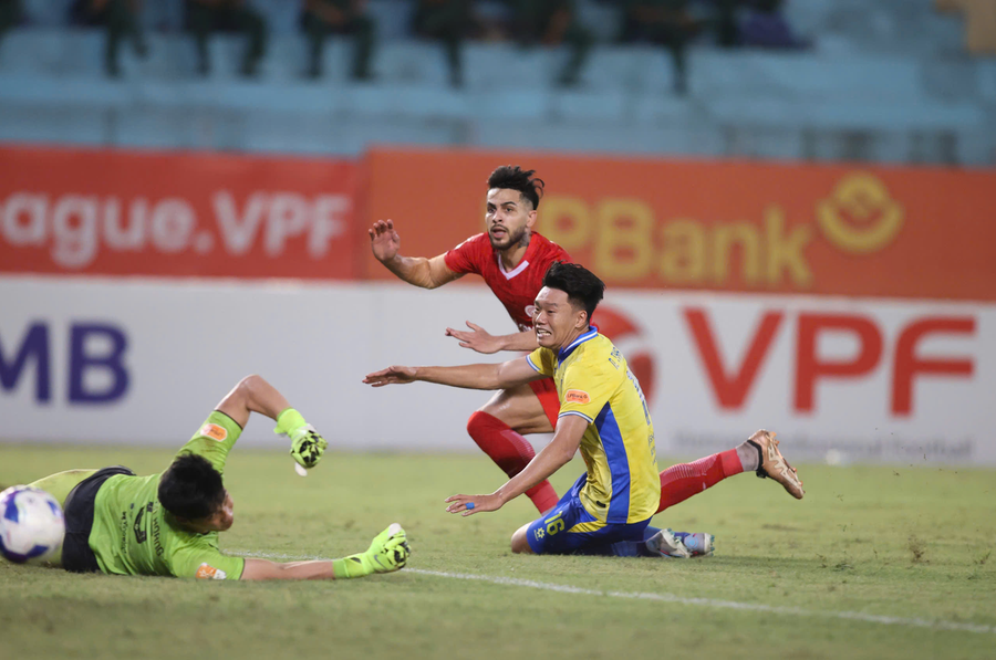Key players like Thanh Chung are showing signs of declining form, adding to Hanoi FC’s difficulties. Những trụ cột như Thành Chung đang có dấu hiệu sa sút phong độ, khiến Hà Nội thêm khó khăn.