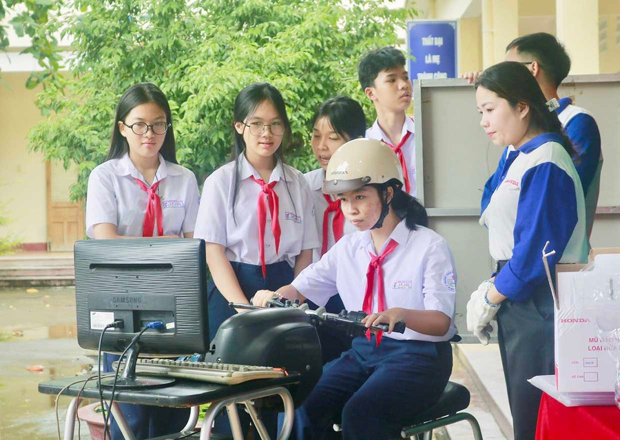 Guiding students at Le Loi Secondary School in handling real-life scenarios on the RT simulator. Photo: K.A Hướng dẫn học sinh trường THCS Lê Lợi xử lý tình huống thực tế trên máy RT. Ảnh: K.A