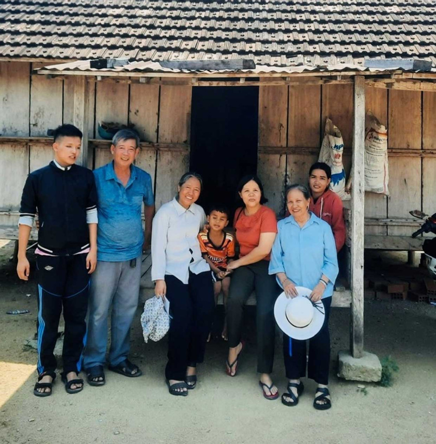 Every year, the sisters from the Nhật Hồng Center for the visually impaired visit homes, offer gifts, and provide financial support to many children with multiple disabilities in the province. Photo: K.H Hằng năm, các xơ của Trung tâm khiếm thị Nhật Hồng đến tận nhà thăm hỏi, tặng quà, trao tiền hỗ trợ cho nhiều trẻ khiếm thị đa tật của tỉnh. Ảnh: K.H