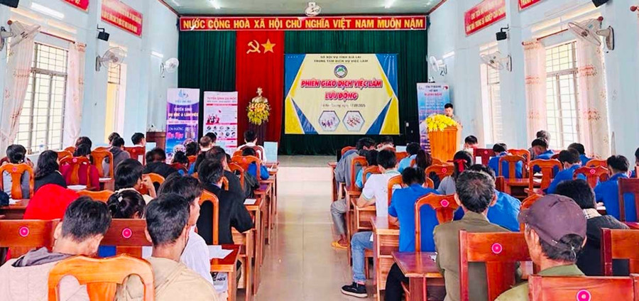 The mobile job fair held in Kon Chiêng commune on September 17 attracted significant interest. Photo: Đinh Yến Phiên Giao dịch việc làm lưu động tổ chức tại xã Kon Chiêng ngày 17.9 thu hút khá đông người quan tâm. Ảnh: Đinh Yến