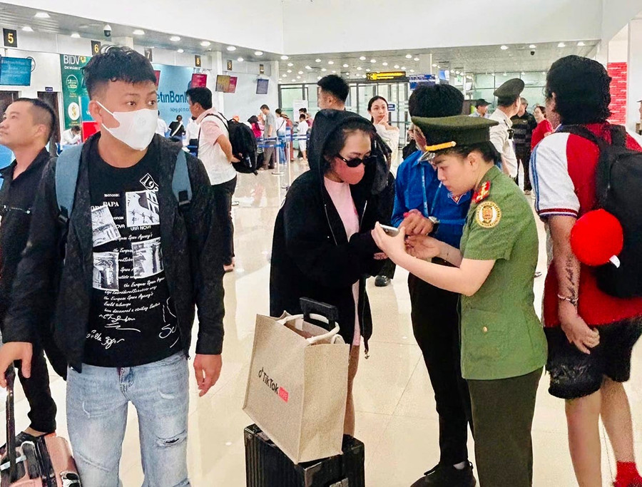 Ground staff at Pleiku Airport actively assist passengers in using the VNeID level 2 app to complete boarding procedures. Photo: K.A Lực lượng mặt đất tại cảng hàng không Pleiku tích cực hỗ trợ hành khách sử dụng ứng dụng VNeID mức độ 2 để thực hiện thủ tục ra tàu bay. Ảnh: K.A