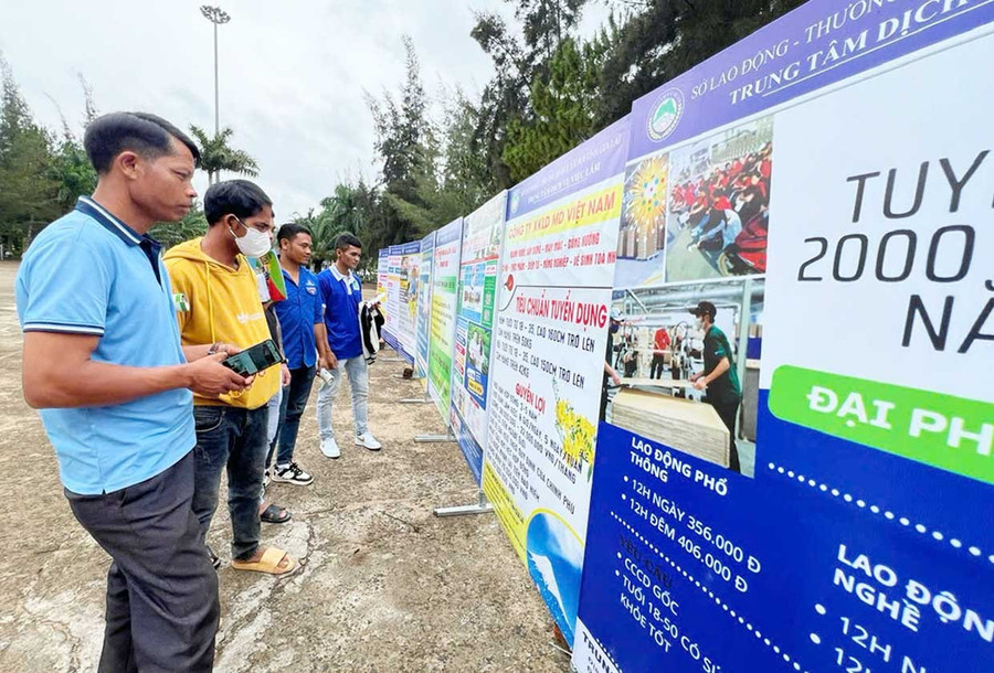 Local workers seek job information at a mobile job fair in Kon Chiêng commune. Photo: Đinh Yến Lao động trong tỉnh tìm thông tin việc làm tại Phiên giao dịch lưu động ở xã Kon Chiêng. Ảnh: Đinh Yến