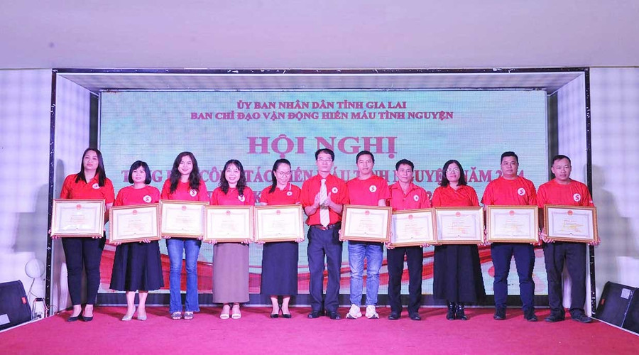 Ms. Đặng Thị Hiền (third from right) receives a certificate of merit from the former Chairman of the Gia Lai Provincial People’s Committee for her active participation in the province’s voluntary blood donation movement. Photo: Provided by Hiền bg10-1.jpg