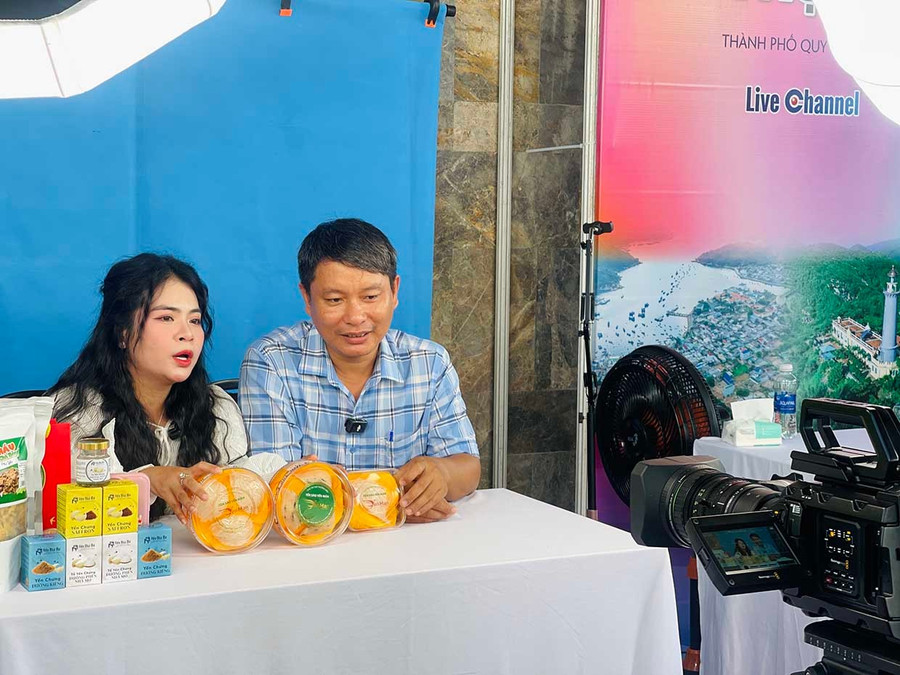 KOL Dân Bùi xứ Nẫu livestreams sales of the province’s OCOP products. Photo: Hải Yến KOL Dân Bùi xứ Nẫu livestream bán hàng các sản phẩm OCOP tỉnh. Ảnh: Hải Yến