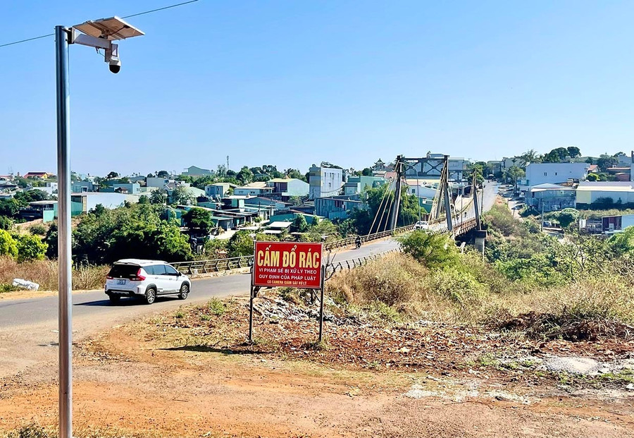 Since the Ia Hrung Commune authorities installed surveillance cameras, the illegal dumping site that had existed for nearly a decade at Cong Vien Bridge has disappeared. Photo: M.P Since the Ia Hrung Commune authorities installed surveillance cameras, the illegal dumping site that had existed for nearly a decade at Cong Vien Bridge has disappeared. Photo: M.P