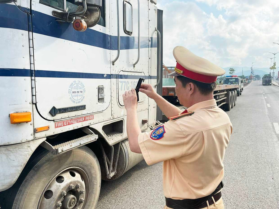 Traffic police officers use professional equipment to inspect vehicles. Photo: K.A
