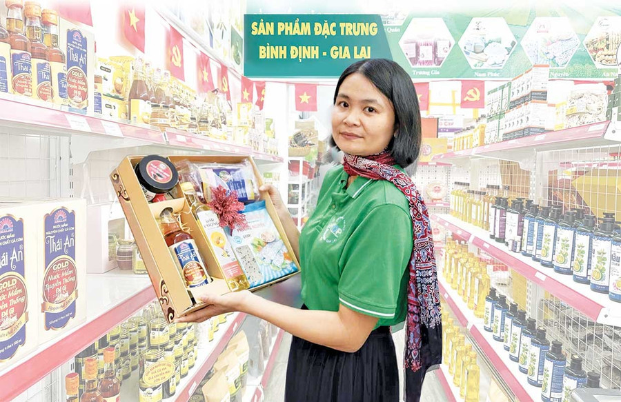 The store introducing and selling agricultural products, specialty foods, and OCOP products of the province (Quy Nhon Ward) is preparing a variety of Tet gift box designs for customers. Photo: Hong Thuong