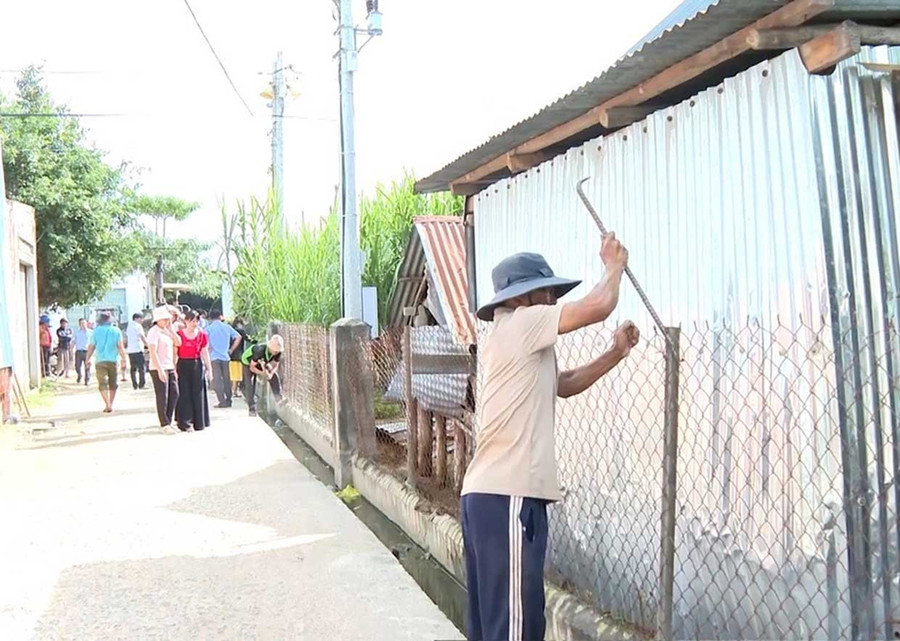 Người dân xã Ia Hiao hiến đất, vật kiến trúc làm đường giao thông. Ảnh: Viễn Khánh