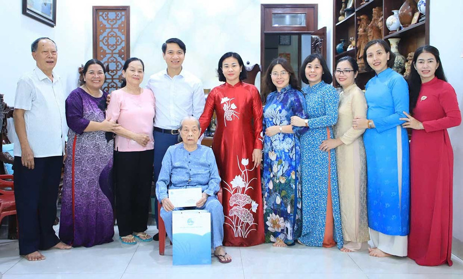 Các đồng chí lãnh đạo Trung ương Hội Liên hiệp phụ nữ Việt Nam và tỉnh Gia Lai thăm, tặng quà gia đình chính sách. Ảnh: ĐVCC