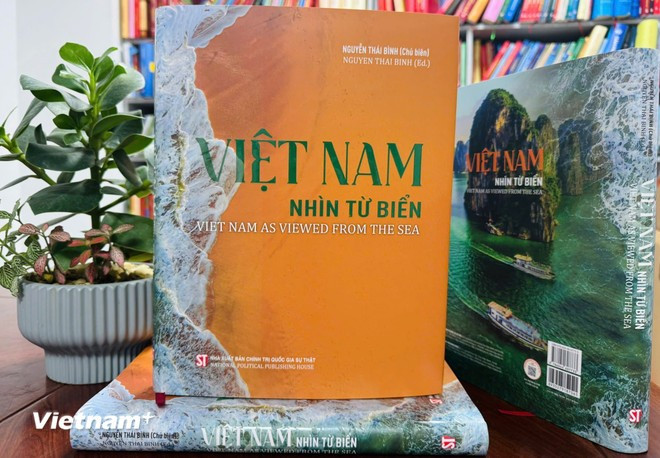 This bilingual book offers both domestic and international readers a fresh, comprehensive, and profound perspective on Vietnam’s nature, people, history, culture, and maritime sovereignty. (Photo: PV/Vietnam+)