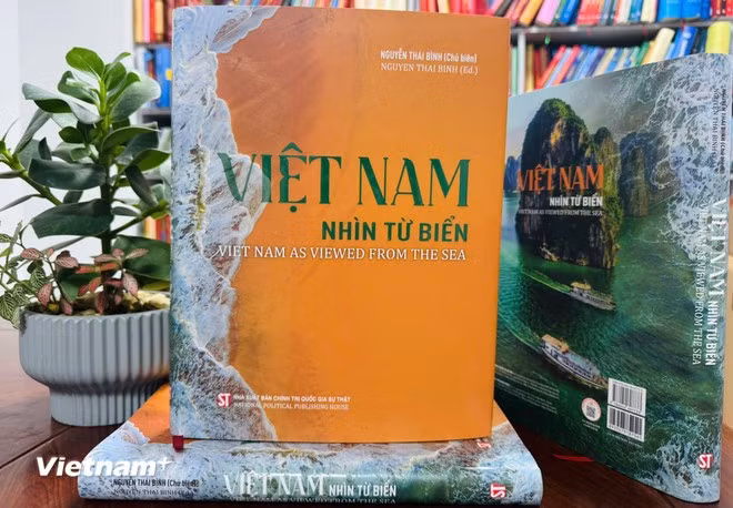 This bilingual book offers both domestic and international readers a fresh, comprehensive, and profound perspective on Vietnam’s nature, people, history, culture, and maritime sovereignty. (Photo: PV/Vietnam+)