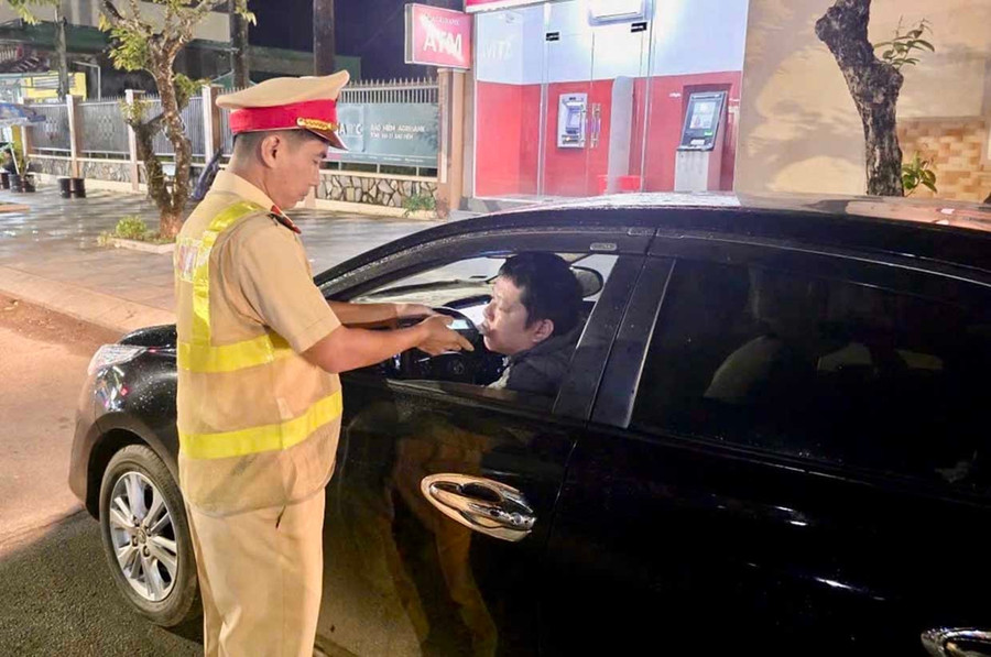 Traffic police conduct alcohol level checks on many routes, especially in central areas. Photo: K.A