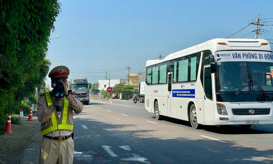 Traffic police use professional equipment to check and handle six groups of violations that are the main causes of traffic accidents.