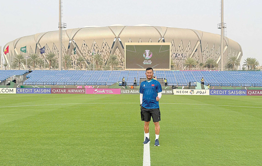 Coach Dinh Hong Vinh at the stadium where the Vietnam U23 team played and secured a convincing victory over U23 Jordan in their opening match at the 2026 AFC U23 Asian Cup finals. Photo: NVCC