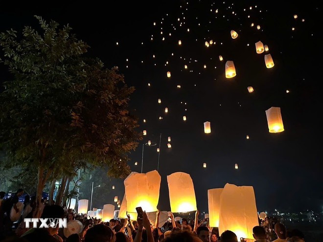 The sky lanterns create a magical, shimmering night scene. (Photo: VNA)