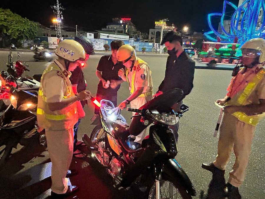 Provincial police conduct both uniformed and undercover patrols in Quy Nhon Nam Ward. Photo: K.A Police forces intensify patrols to ensure security and order at the grassroots level. In the photo: Provincial police conduct both uniformed and undercover patrols in Quy Nhon Nam Ward. Photo: K.A