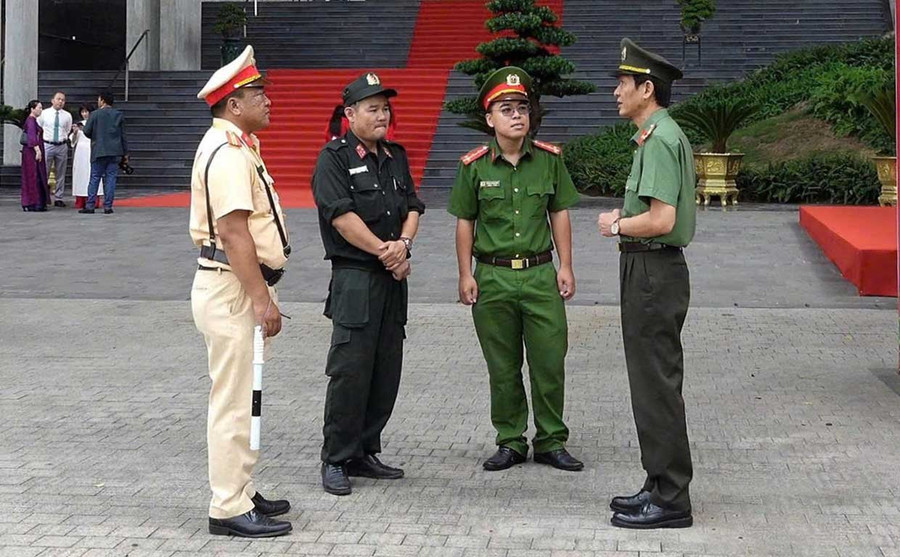 Police forces intensify inspections to ensure security and safety at the venue of the Provincial Party Congress. Photo: K.A Police forces intensify inspections to ensure security and safety at the venue of the Provincial Party Congress. Photo: K.A