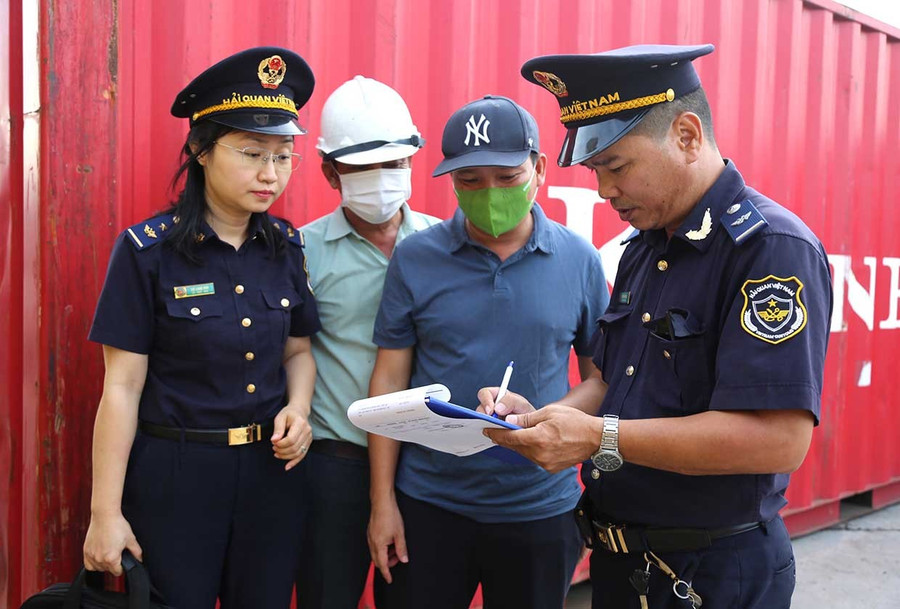 Quy Nhon Port Customs officers inspect and supervise import-export goods of businesses at Quy Nhon Port. Photo: T.Sỹ Cán bộ Hải quan cửa khẩu Cảng Quy Nhơn kiểm tra, giám sát hàng hóa XNK của DN tại khu vực Cảng Quy Nhơn. Ảnh: T.Sỹ