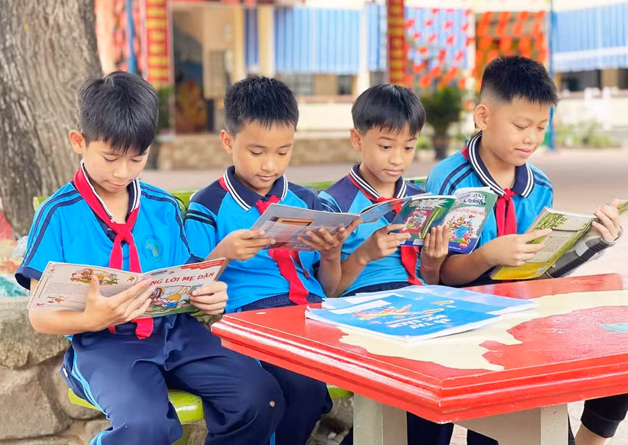 Students at Hoai Hao Primary School No. 1 (Hoai Nhon Tay Ward) actively participate in reading activities. Photo: Ho Diem