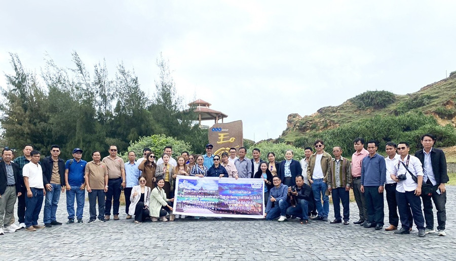 Du khách tham quan Khu du lịch Eo Gió (phường Quy Nhơn Đông). Ảnh: K.H