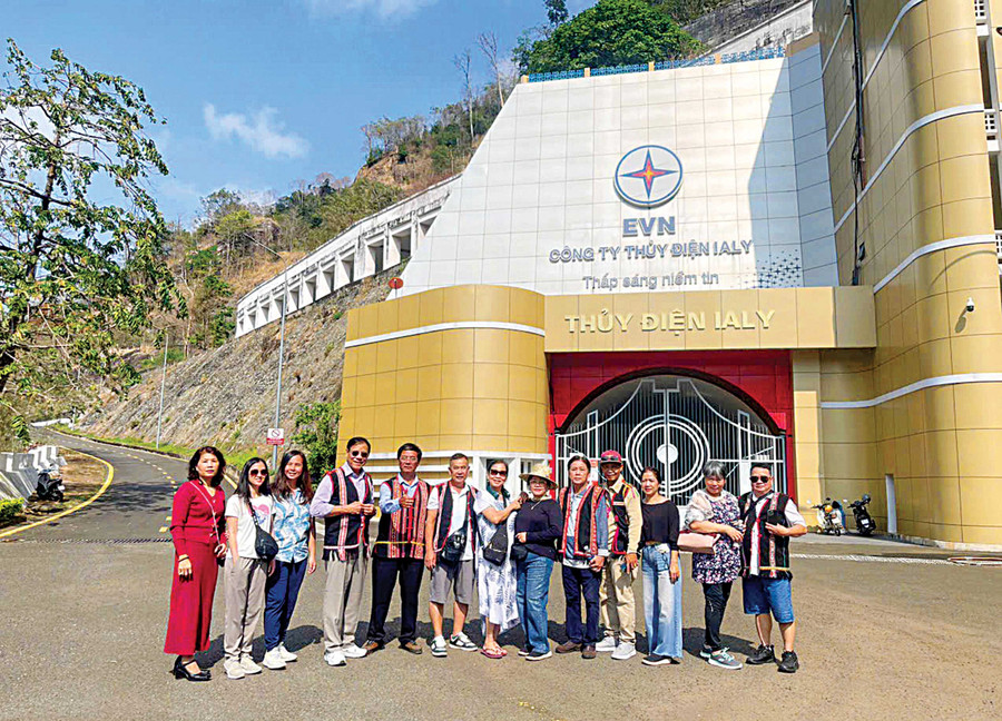 Du khách tham quan Nhà máy thủy điện Ia Ly.