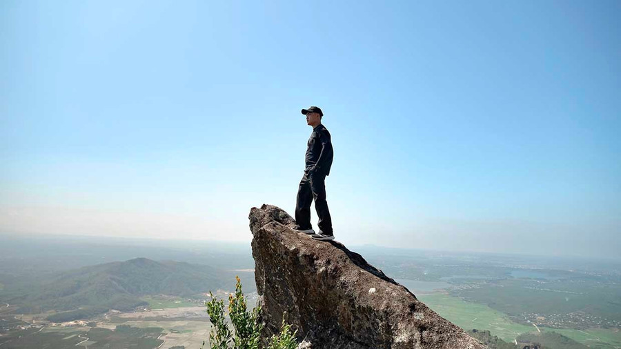 Anh Võ Ngọc Trung chinh phục đỉnh núi Chư Nâm sau hành trình trekking ngày 11-3-2026. Ảnh: Ngọc Duy