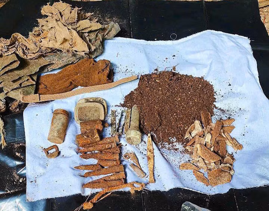 Những di vật chiến tranh được lực lượng quy tập phát hiện tại khu vực hang đá. Ảnh: Đồng Lai