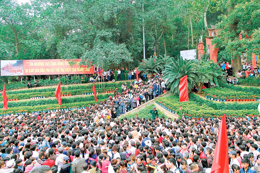 Người Việt muôn phương về viếng Quốc Tổ Hùng Vương.