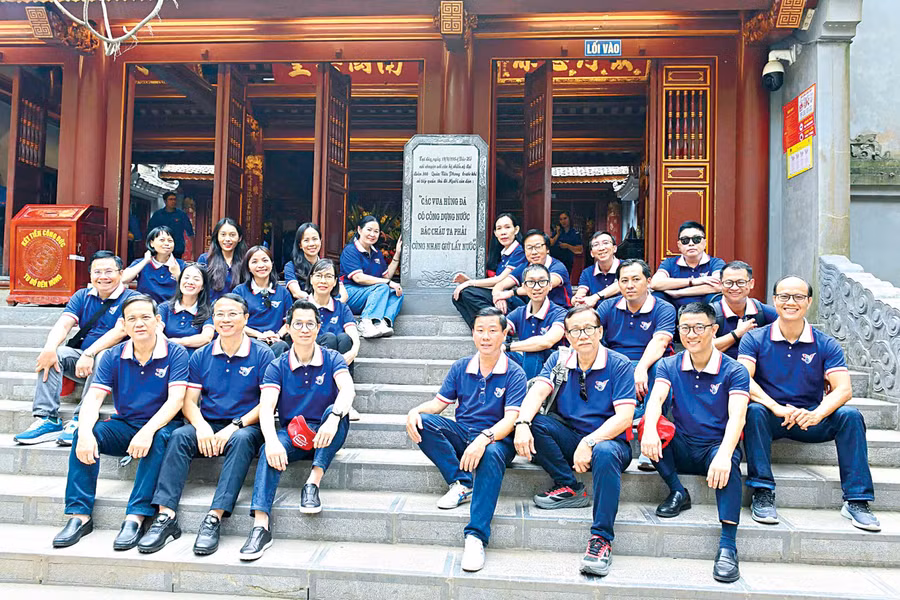 Thầy trò Trường Đại học Văn Lang - thành phố Hồ Chí Minh, về viếng Đền Hùng.