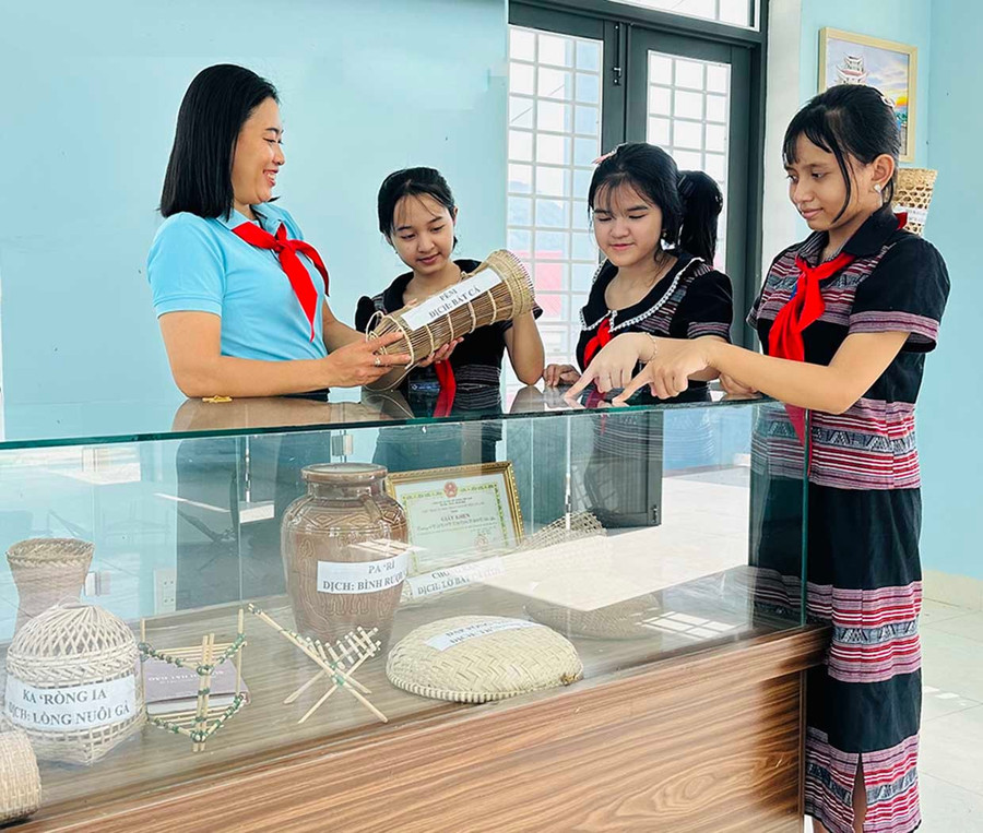 Students at An Lão Ethnic Minority Boarding Secondary and High School learn about their cultural heritage in the newly built traditional activities room. Photo: D.Đ them2.jpg