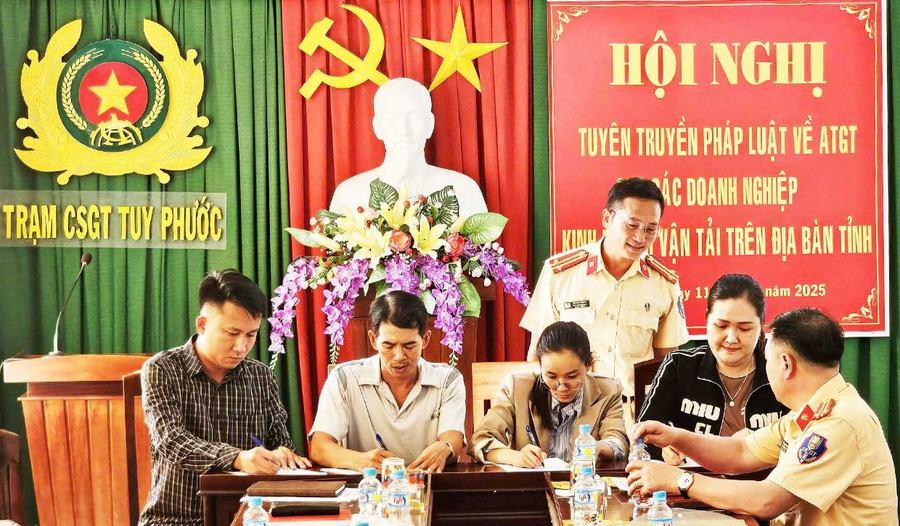 Tuy Phước Traffic Police Station (under the Traffic Police Department) conducts legal education and mobilizes transport businesses to contribute funds to help the poor study for and take driving tests. Photo: Gia Lai Province's Traffic Police Department them3.jpg