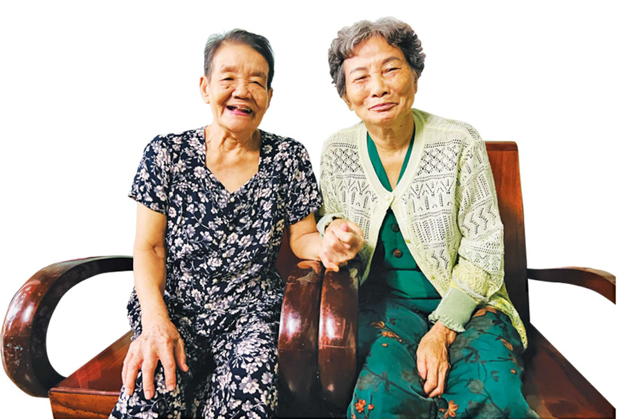 Mrs. Trần Thị Cảm (left) regularly meets with fellow female revolutionaries to recall the days of living and fighting in the harsh prison environment. Photo: P.L bg6-3.jpg