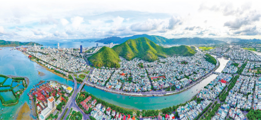 A panoramic view of Quy Nhon Ward and Quy Nhon Nam Ward as seen from Thi Nai Lagoon. Photo: Nguyễn Dũng trang1-gl.jpg