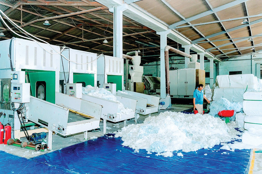 Although newly established, Bình Định Cotton Manufacturing Co., Ltd. has already built a strong brand. In the photo: Company workers operate the cotton pressing production line. Photo: Hải Yến bg14-1.jpg