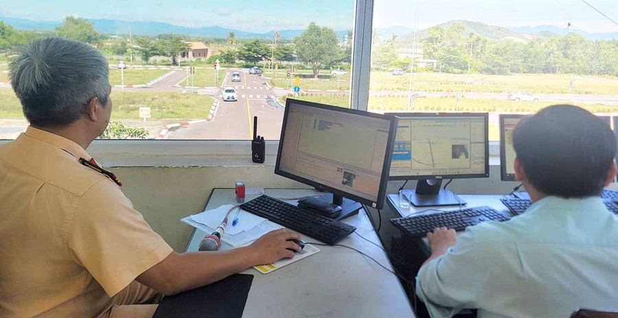 Through the camera system installed on the driving course, candidates’ test performances are broadcast live to the control room for comprehensive monitoring. Photo: K.A bg8-2.jpg