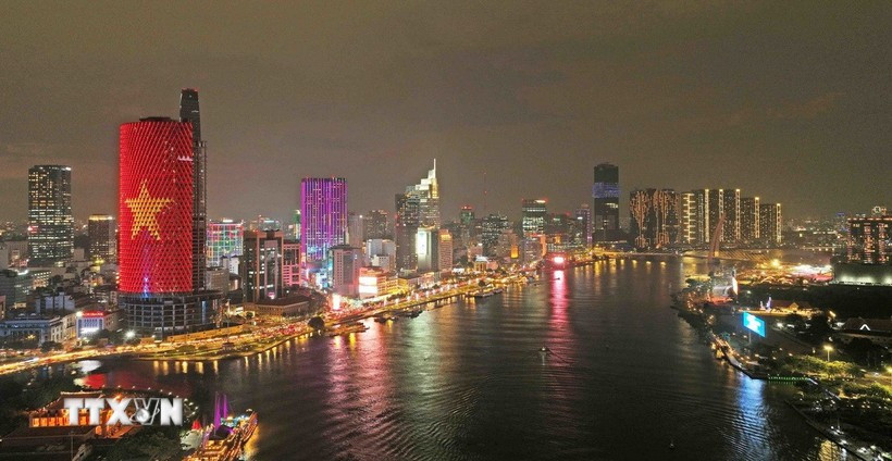 Ho Chi Minh City – the nation’s leading economic, cultural, and tourism hub – shines brightly at night. (Photo: Vu Sinh/Vietnam News Agency) dddulich.jpg