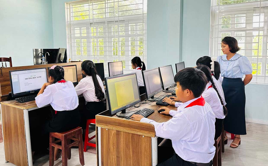 Students at An Lão Ethnic Minority Semi-Boarding Secondary School study in a modern, well-equipped environment. Photo: D.Đ bgchot-4.jpg