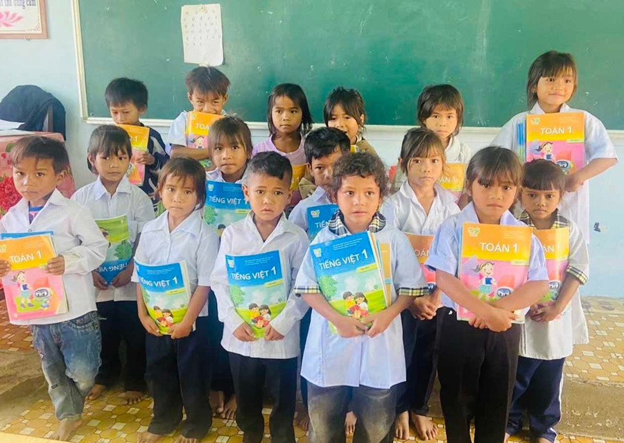 Thanks to the school’s efforts, many students at Nguyễn Khuyến semi-boarding Primary and Secondary School (Chư Krey commune) have received new textbooks from benefactors. Photo: Provided by the school them10-3.jpg