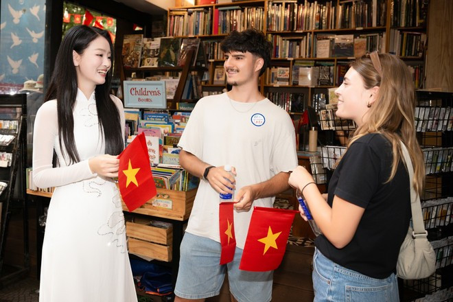 International tourists were presented with the red flag with a yellow star while visiting Ho Chi Minh City at the end of April. (Photo: Contributor/Vietnam+) International tourists were presented with the red flag with a yellow star while visiting Ho Chi Minh City at the end of April. (Photo: Contributor/Vietnam+)