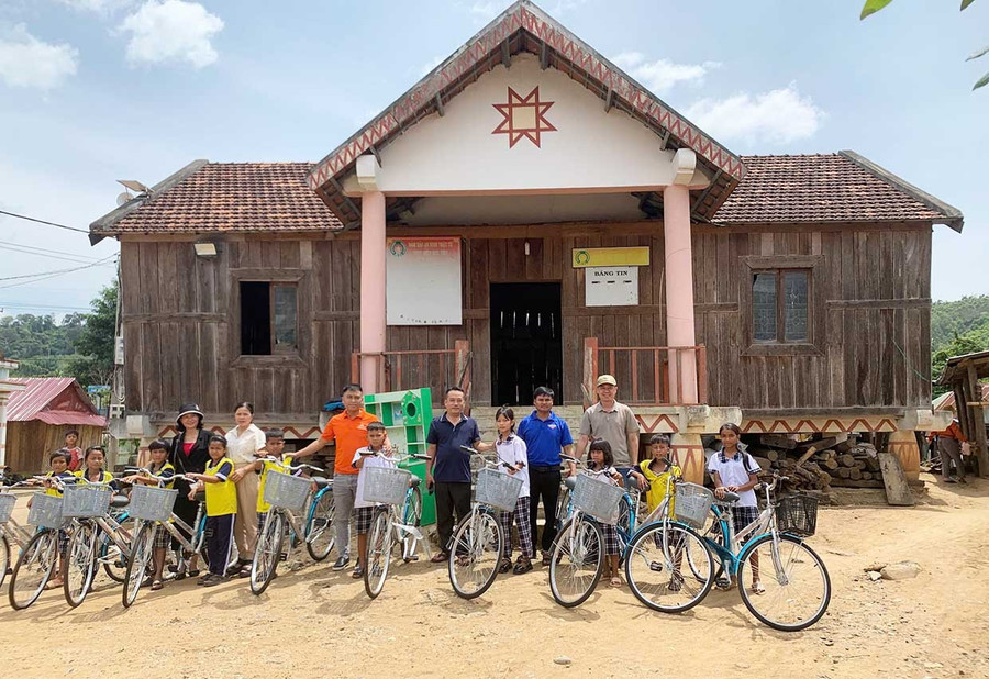 The Gia Lai fund for poor patients presents 10 bicycles to students in Kbang commune. Photo: Như Nguyện bg10-2.jpg
