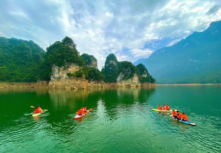 Tourists experience kayaking in Lâm Bình.