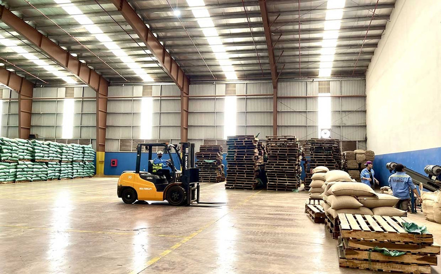 Kho hàng cà phê của Công ty TNHH Vĩnh Hiệp.