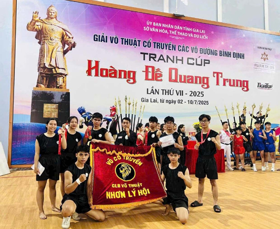 Coach Nguyễn Lê Tín and Nhon Ly Hoi Club students at the 2025 Binh Dinh Traditional Martial Arts Dojo Cup - Emperor Quang Trung. Photo: M.V